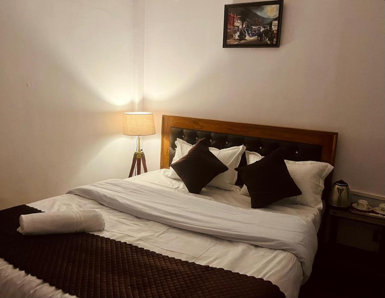 Forest Lodge - 80 Mts From Mall Road Darjeeling  Exterior photo